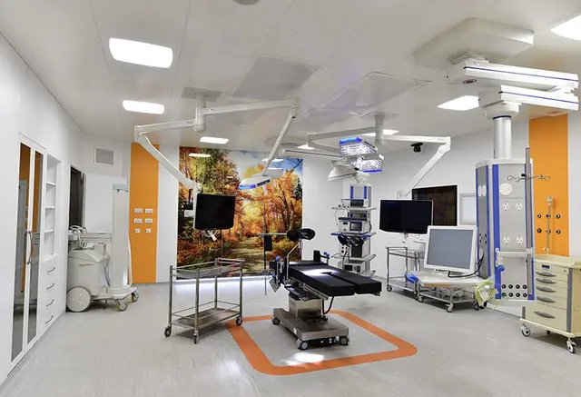 Operating theatre with integrated pendants and lights