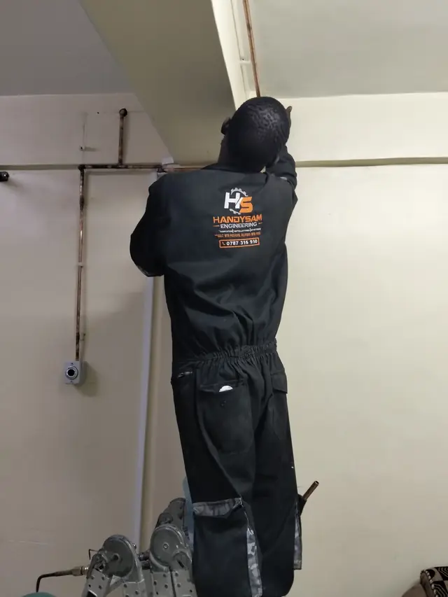 Fixing copper pipeline at ceiling level