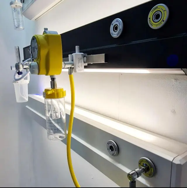 Flowmeter and humidifier on a bed-head unit