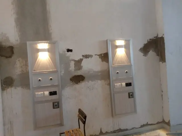 Fitting vertical bed-head units