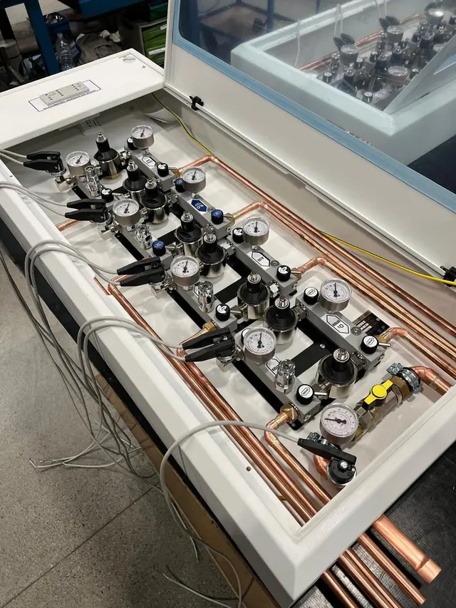 Manifold assembly with copper connection tails
