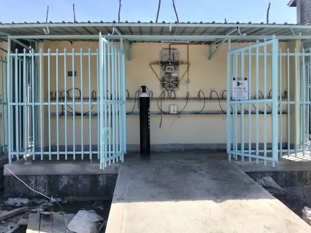 Manifold room with a secure cage