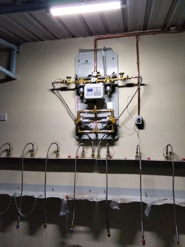 Manifold with tailpipes and cylinder racks