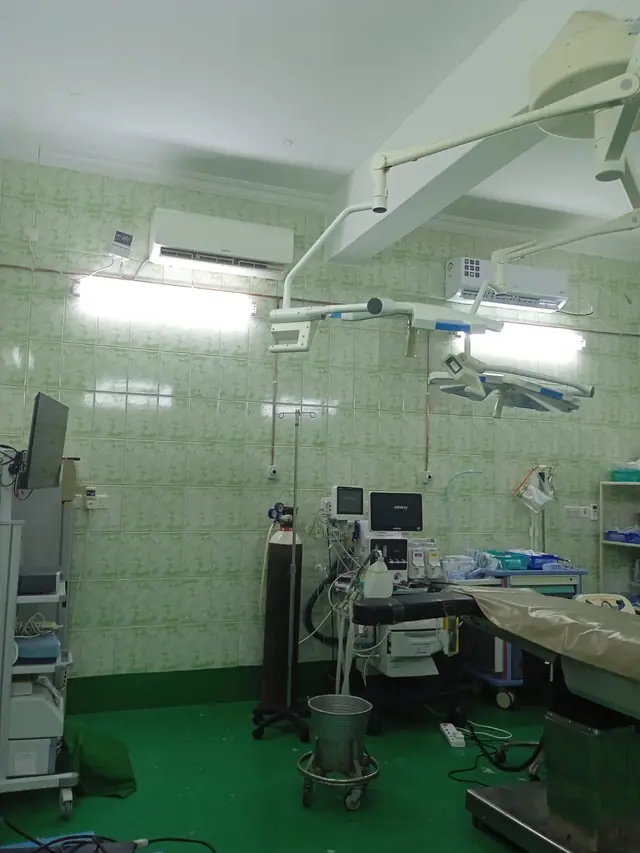 Operating theatre lights and anaesthesia workstation