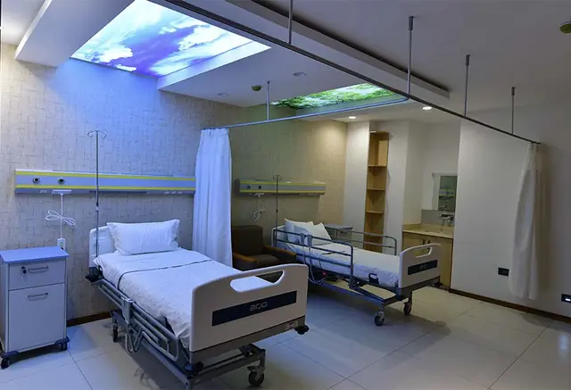 Ward with bed-head units and patient beds