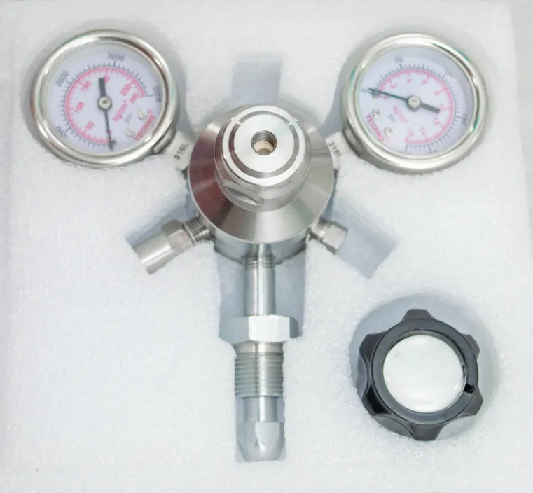 High-pressure gas regulator